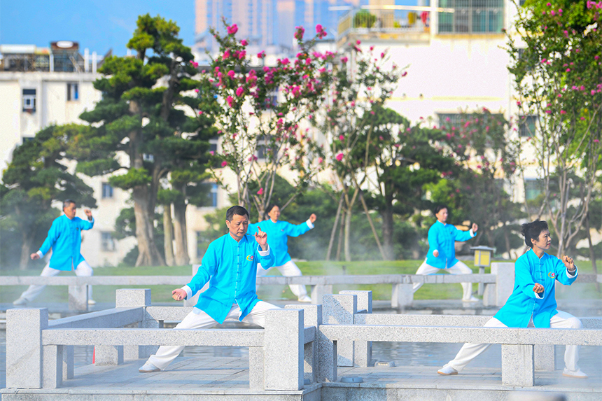 近日，在“定南之窗”商贸文旅综合体湖畔，太极拳爱好者正在练习太极拳。詹继成摄