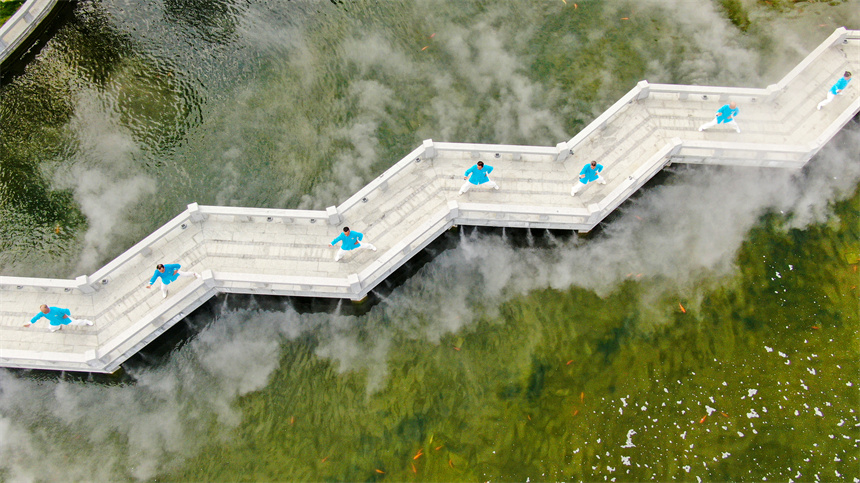 近日，在“定南之窗”商贸文旅综合体湖畔，太极拳爱好者正在练习太极拳。詹继成摄