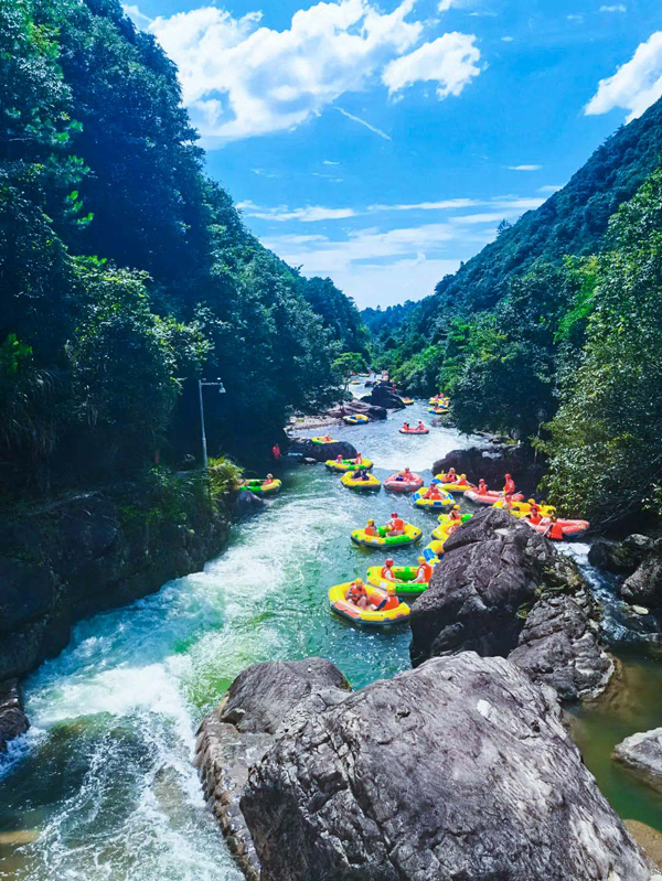 游客在大觉山漂流，感受生态之美。黄彬峰摄