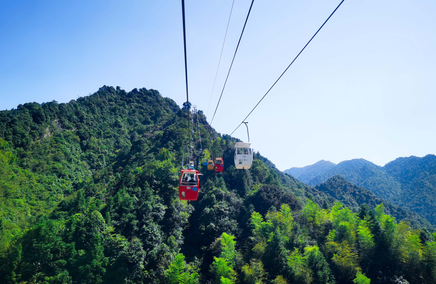 游客在大觉山缆车上赏美景、吸“负氧”。黄彬峰摄