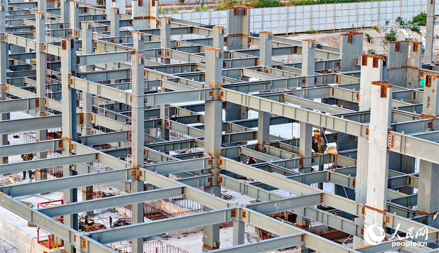 在赣州蓉江新区保障性租赁住房一期项目施工现场，施工人员在进行钢结构安装焊接等工作。人民网 朱海鹏摄
