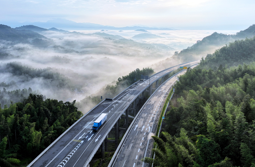 宜丰县双峰林场，高速公路与缥缈晨雾、叠嶂层峦相映成景，宛如画卷。郭祥峰摄