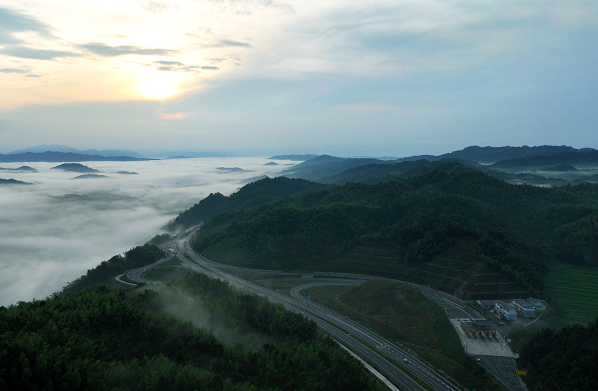 宜丰县双峰林场，高速公路与缥缈晨雾、叠嶂层峦相映成景，宛如画卷。何贱来摄
