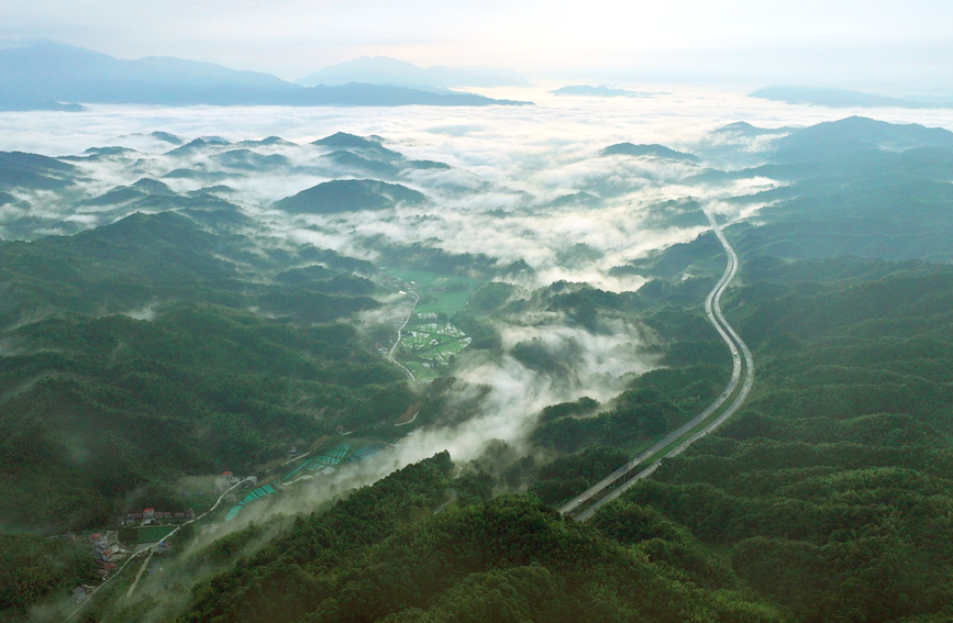 宜丰县双峰林场，高速公路与缥缈晨雾、叠嶂层峦相映成景，宛如画卷。李晓军摄