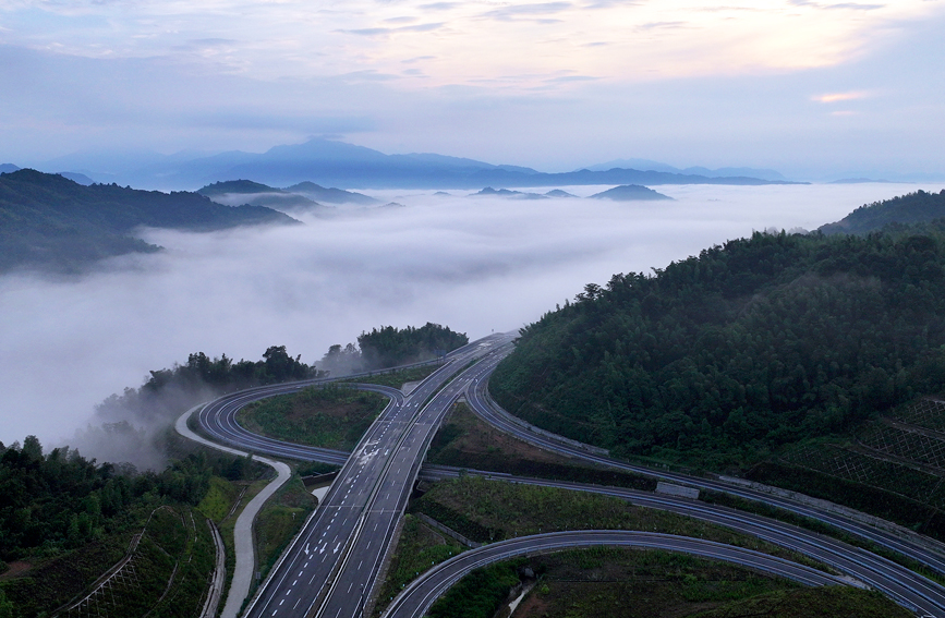 宜丰县双峰林场，高速公路与缥缈晨雾、叠嶂层峦相映成景，宛如画卷。郭祥峰摄