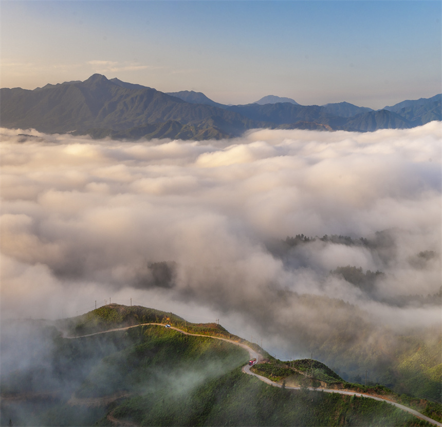 云端公路。黄志科摄