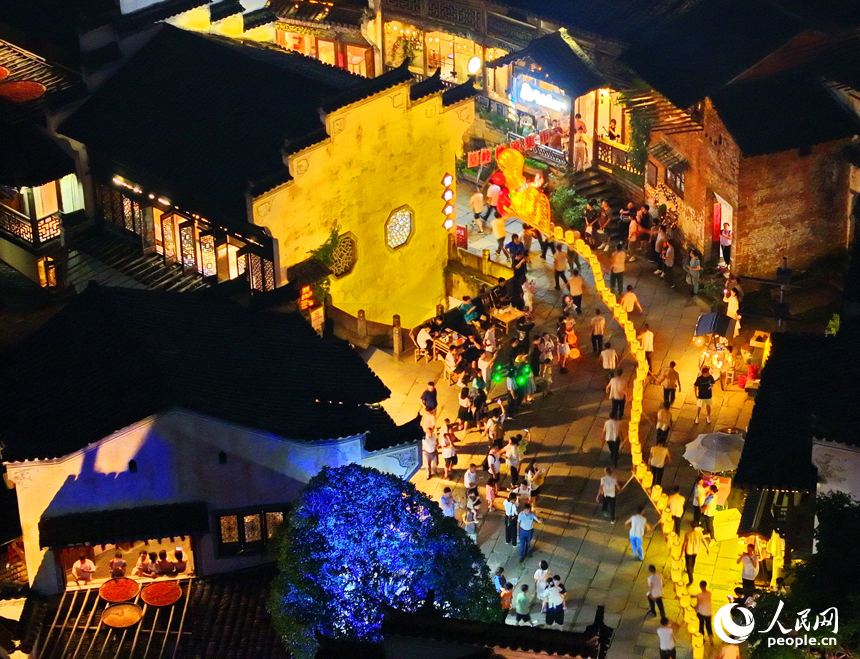 婺源县篁岭村，村民舞起200多米长的板凳龙灯，庆祝丰收季的到来。人民网 朱海鹏摄
