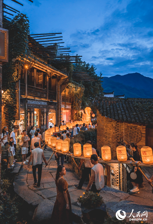 婺源县篁岭村，村民舞起200多米长的板凳龙灯，庆祝丰收季的到来。人民网 朱海鹏摄
