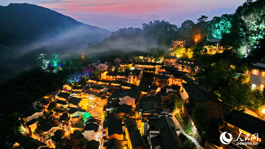 近日，夜色中的江西省上饶市婺源县篁岭村流光溢彩。人民网 朱海鹏摄