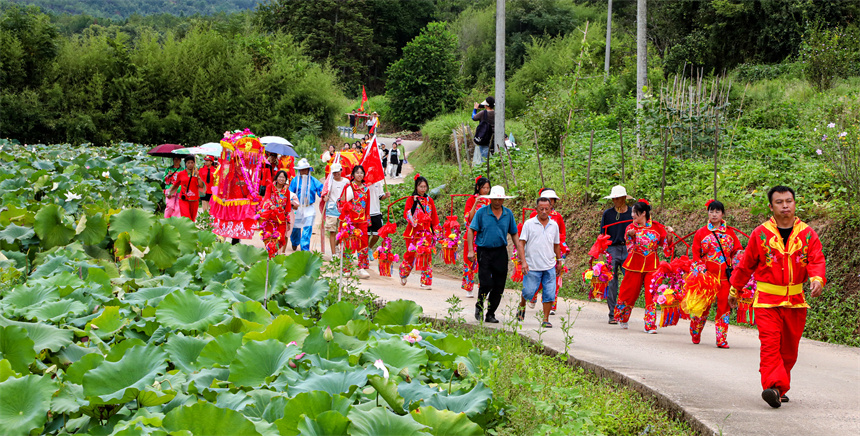 庙会游行庆典活动现场。谢欣摄