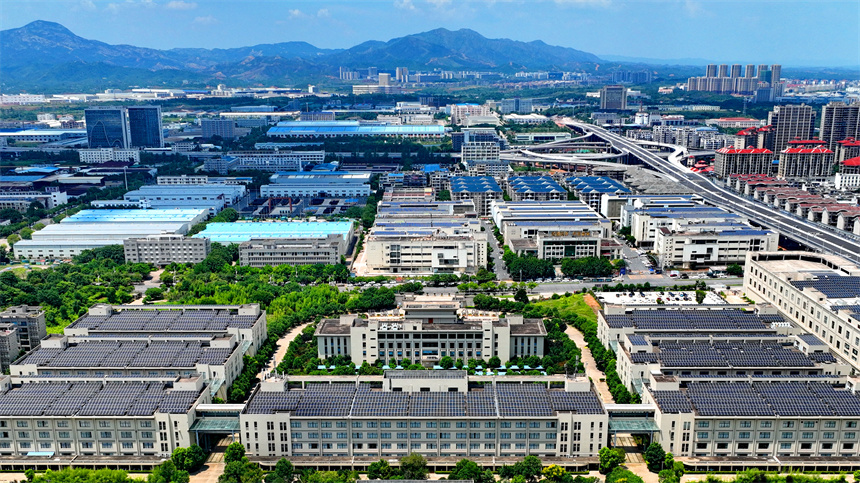 江西省赣州经开区的一家企业厂房屋顶，光伏发电板依次整齐排列。人民网 朱海鹏摄