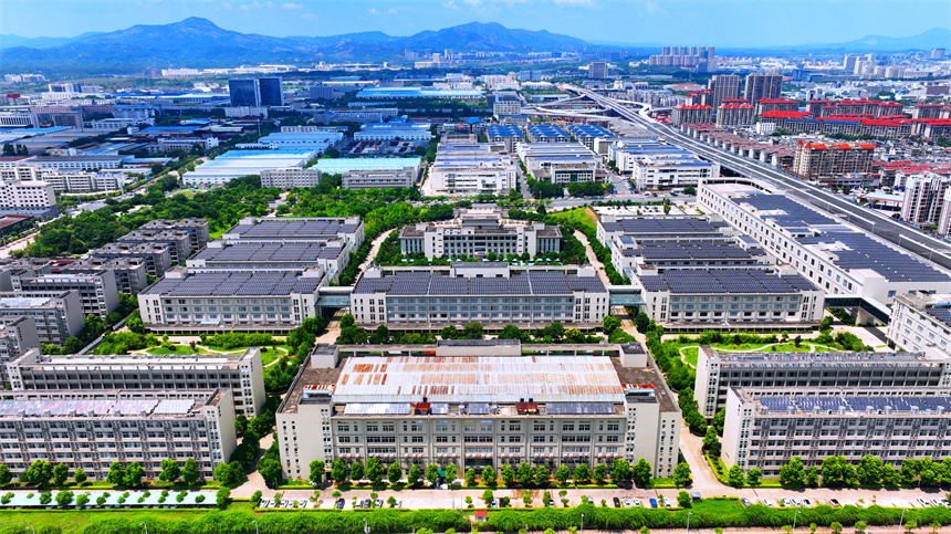 江西省赣州经开区的一家企业厂房屋顶，光伏发电板依次整齐排列。人民网 朱海鹏摄
