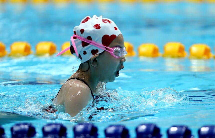 2023年江西省青少年游泳锦标赛日前在湖口县落幕。图为选手们在泳池比拼。 南平 摄