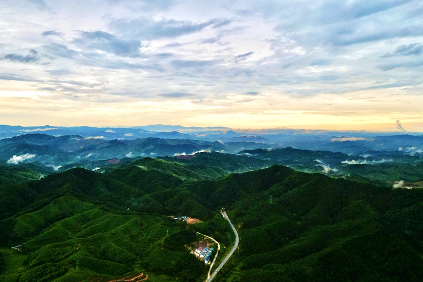 航拍镜头下嵩市镇群山一景。黄彬峰摄