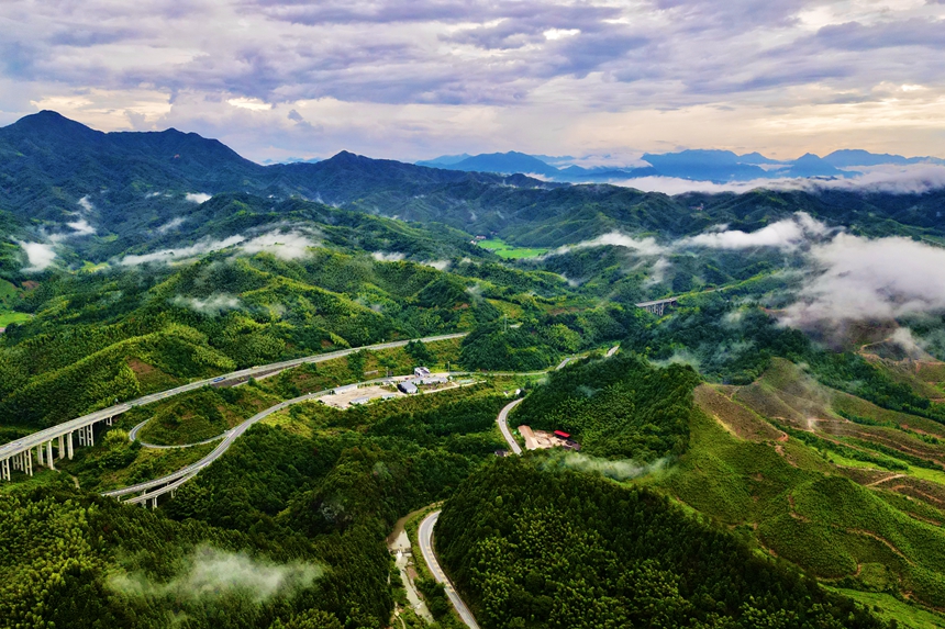 航拍镜头下，淡淡的云雾在群山之间飘荡，风景壮美。双煜堃摄