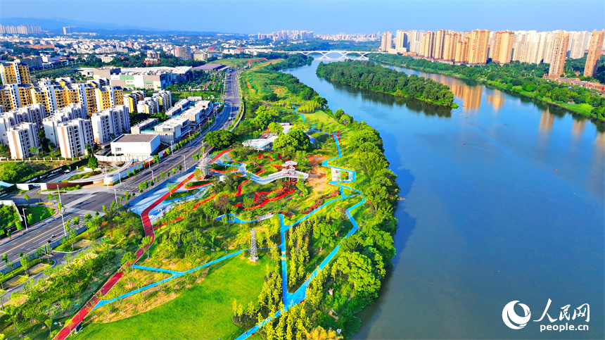 航拍下的江西省贛州章江國家濕地公園河道蜿蜒，江岸綠樹環繞。人民網朱海鵬攝