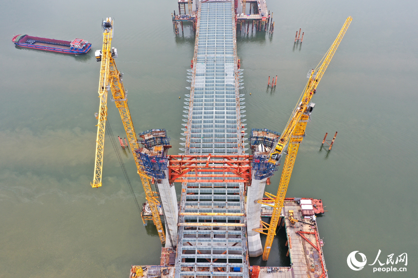 洪州大桥目前全面进入高空作业阶段。 人民网记者 时雨摄