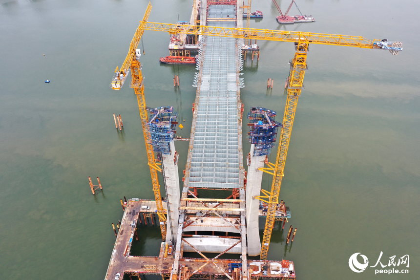 洪州大桥目前全面进入高空作业阶段。 人民网记者 时雨摄