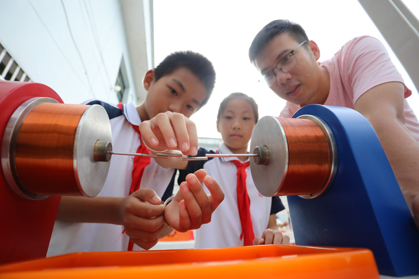 8月16日，在乐安县湖溪乡康村小学，学生们正在科普老师的指导下体验有趣的科学实验。邱志超摄