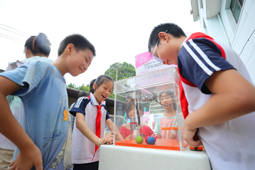 学生们正在体验有趣的科学实验。邱志超摄