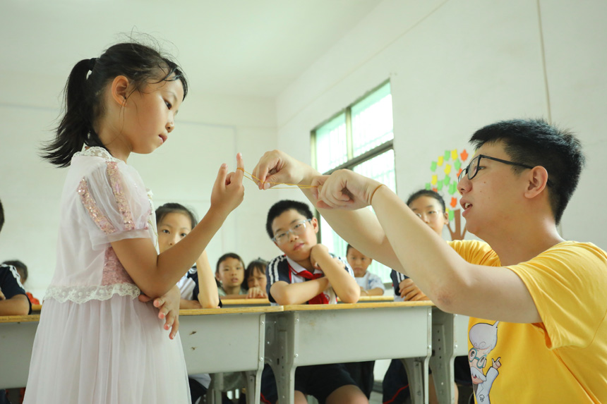 学生们正在感受物体的重心。邱志超摄