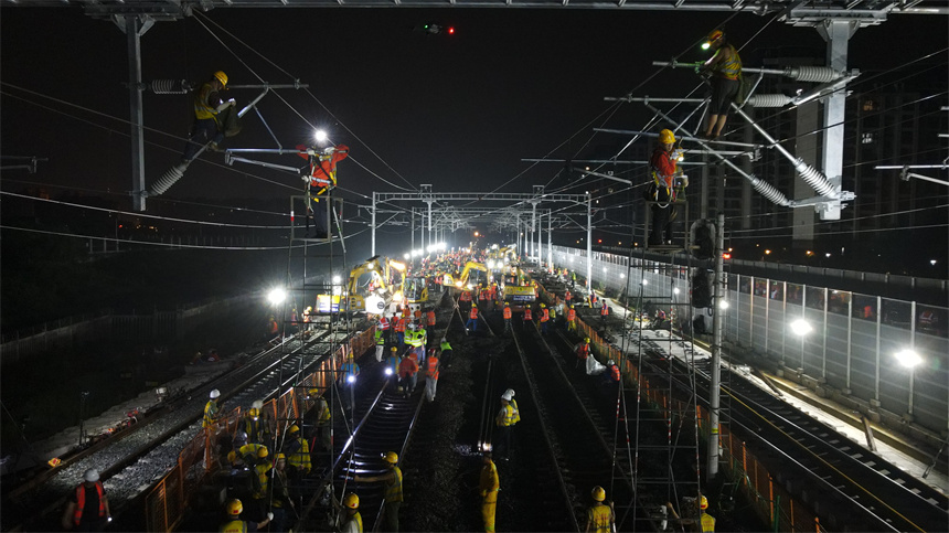 昌景黄高铁正式接入国家“八纵八横”高铁网。图为17日凌晨接入施工现场。 史俊男摄