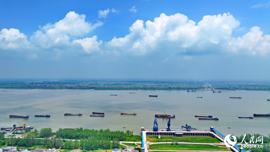 九江港赤湖作业区公用码头货船穿梭、一派繁忙。人民网 朱海鹏摄