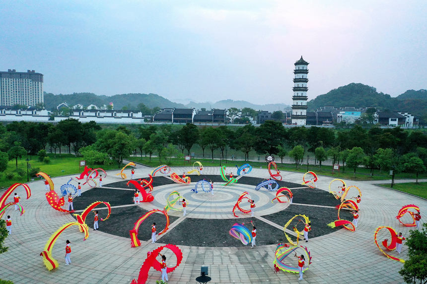 彩龙舞爱好者正在江西省宜春市上高县滨江公园内进行晨练。陈旗海摄