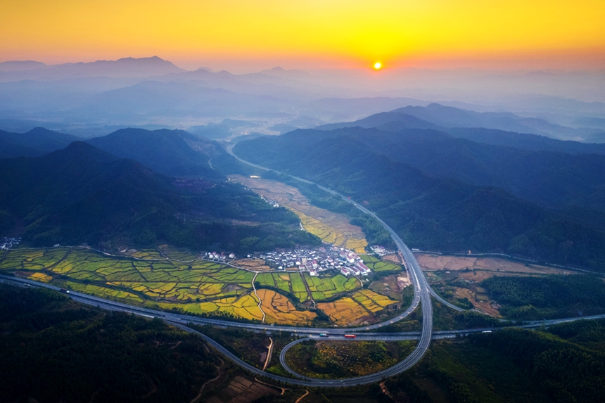 资光高速公路资溪县高田乡翁源村段，汽车在“绿海”中穿梭。吴志贵摄