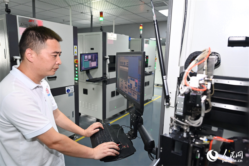 九江市柴桑区沙城工业园数谷科创园的一家科技企业车间内,工人在加工芯片贴片电阻。朱海鹏摄