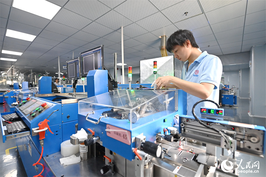 九江市柴桑区沙城工业园数谷科创园的一家科技企业车间内，工人在加工芯片贴片电阻。朱海鹏摄