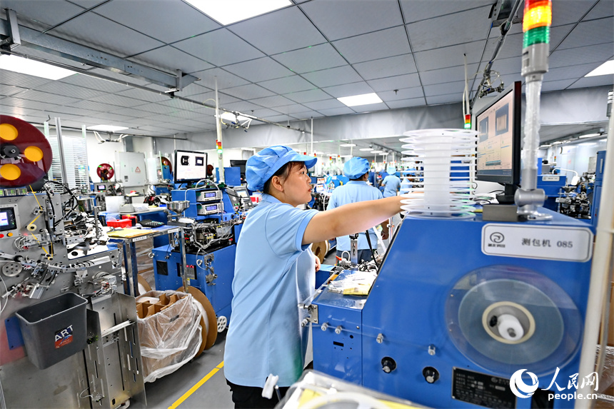 九江市柴桑区沙城工业园数谷科创园的一家科技企业车间内，工人在加工芯片贴片电阻。朱海鹏摄