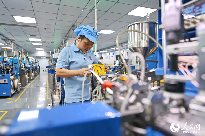 九江市柴桑区沙城工业园数谷科创园的一家科技企业车间内，工人在加工芯片贴片电阻。朱海鹏摄