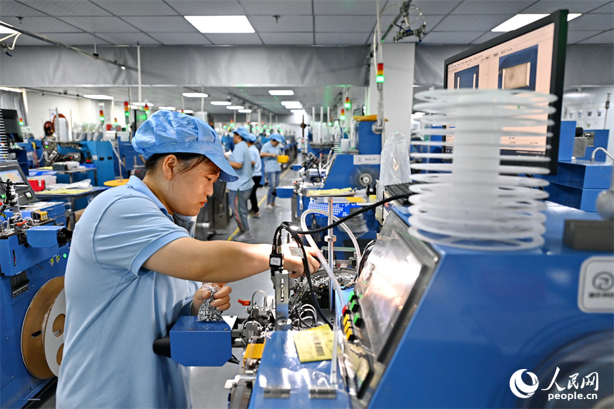 九江市柴桑区沙城工业园数谷科创园的一家科技企业车间内，工人在加工芯片贴片电阻。朱海鹏摄