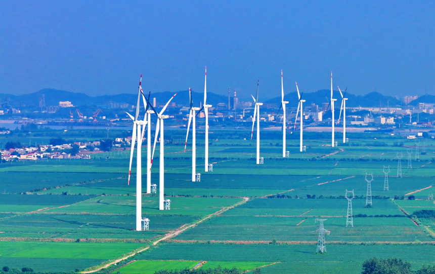 九江市柴桑區江洲風電場，48台風力發電機組迎風旋轉。人民網 朱海鵬攝