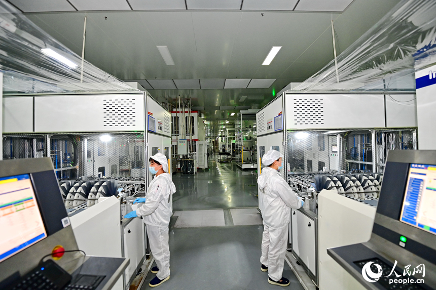 近日，抚州市宜黄县六里铺工业园区的光伏组件生产企业，工人正在加工出口国外的太阳能电池片。人民网 朱海鹏摄