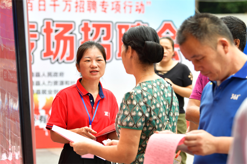 招聘人员在与求职者交流。詹继成摄