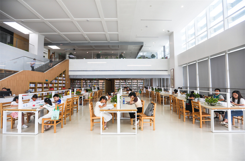 孩子们在图书馆阅读、学习。彭亮摄