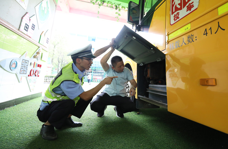 民警正在对校车进行安全检查。邱志超摄