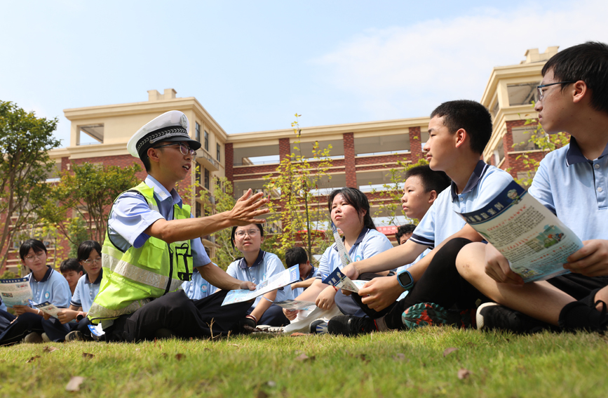 校园内，民警正在给学生们普及交通安全知识。 邱志超摄