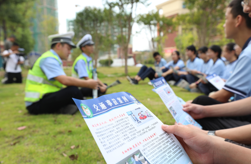 校园内，民警正在给学生们普及交通安全知识。 邱志超摄