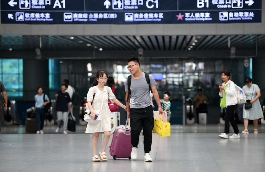8月31日，旅客进入南昌火车站候车室候车。 胡国林摄
