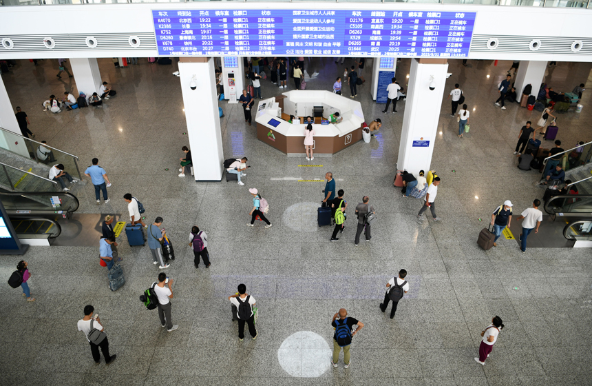8月31日，在九江火车站候车室，旅客正在进站候车。 胡国林摄