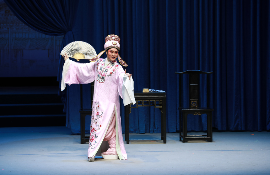 越剧《孟丽君》在江西艺术中心上演。朱江峰摄