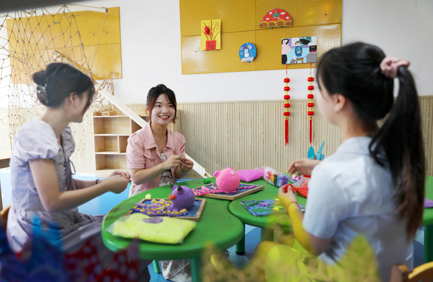 8月29日，江西省宜春市上高县第二幼儿园的教师正在制作教玩具，做好开学准备工作。陈旗海摄