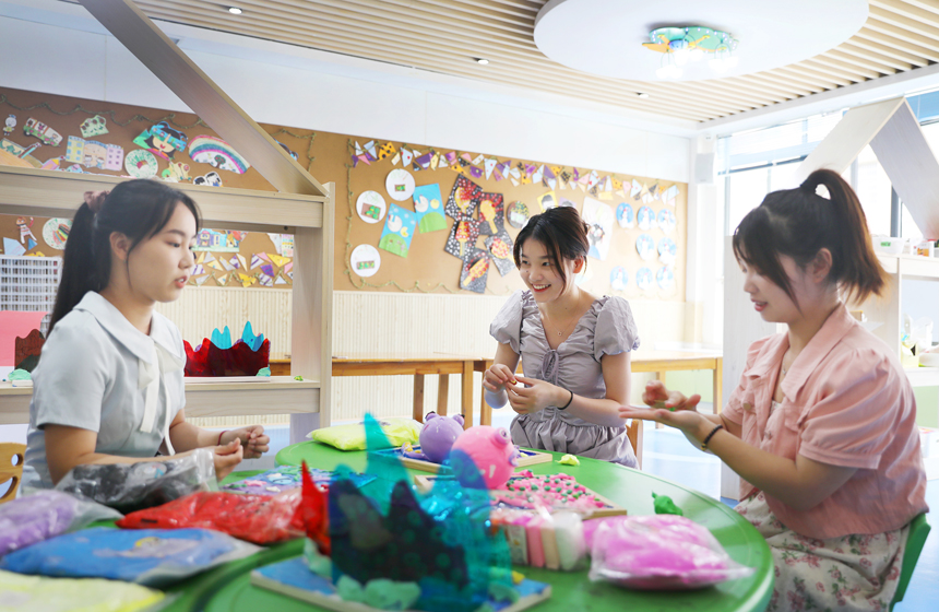 8月29日，江西省宜春市上高縣第二幼兒園的教師正在制作教玩具，做好開學准備工作。陳旗海攝