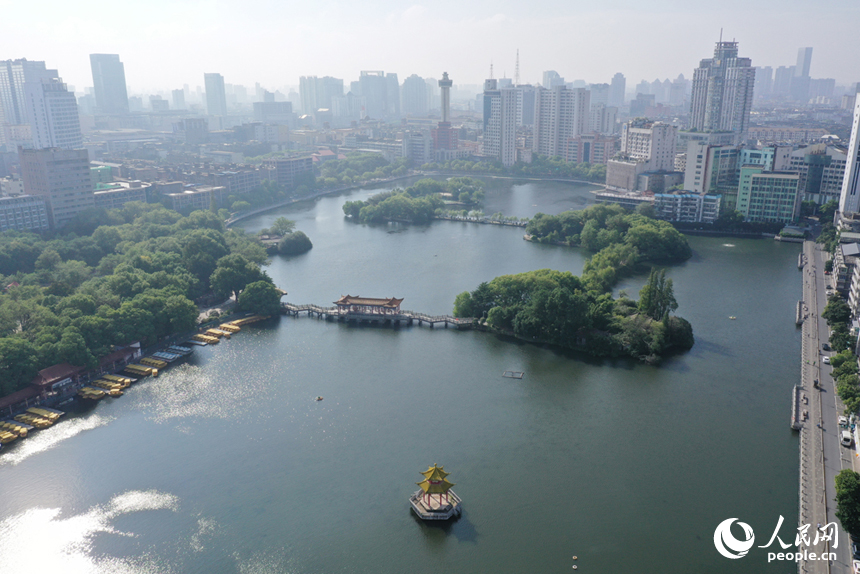 “城在湖中、湖在城裡”，航拍鏡頭下的南昌百花洲東湖。 人民網記者 時雨攝