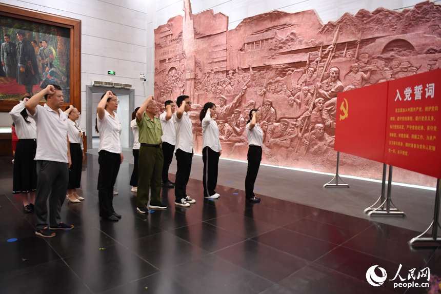 在江西省革命烈士纪念堂内，党员们重温入党誓词。 人民网记者 时雨摄