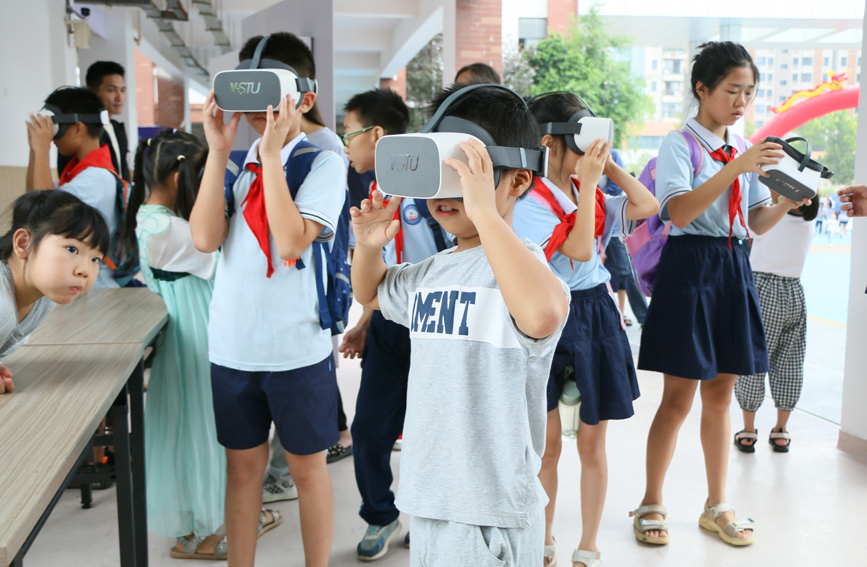 在赣南师范大学附属蓉江小学，学生们正在体验VR眼镜。钟万汕摄