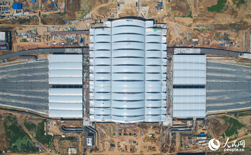 俯瞰正在建设中的南昌东站，规模宏大。人民网记者 毛思远摄
